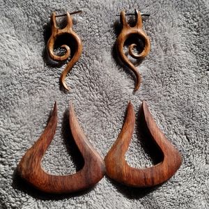 set of 2 - wooden earrings